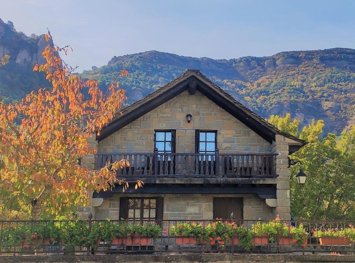Hotel Rural El Mirador De Los Pirineos 산타크루즈드라세로스 외부 사진