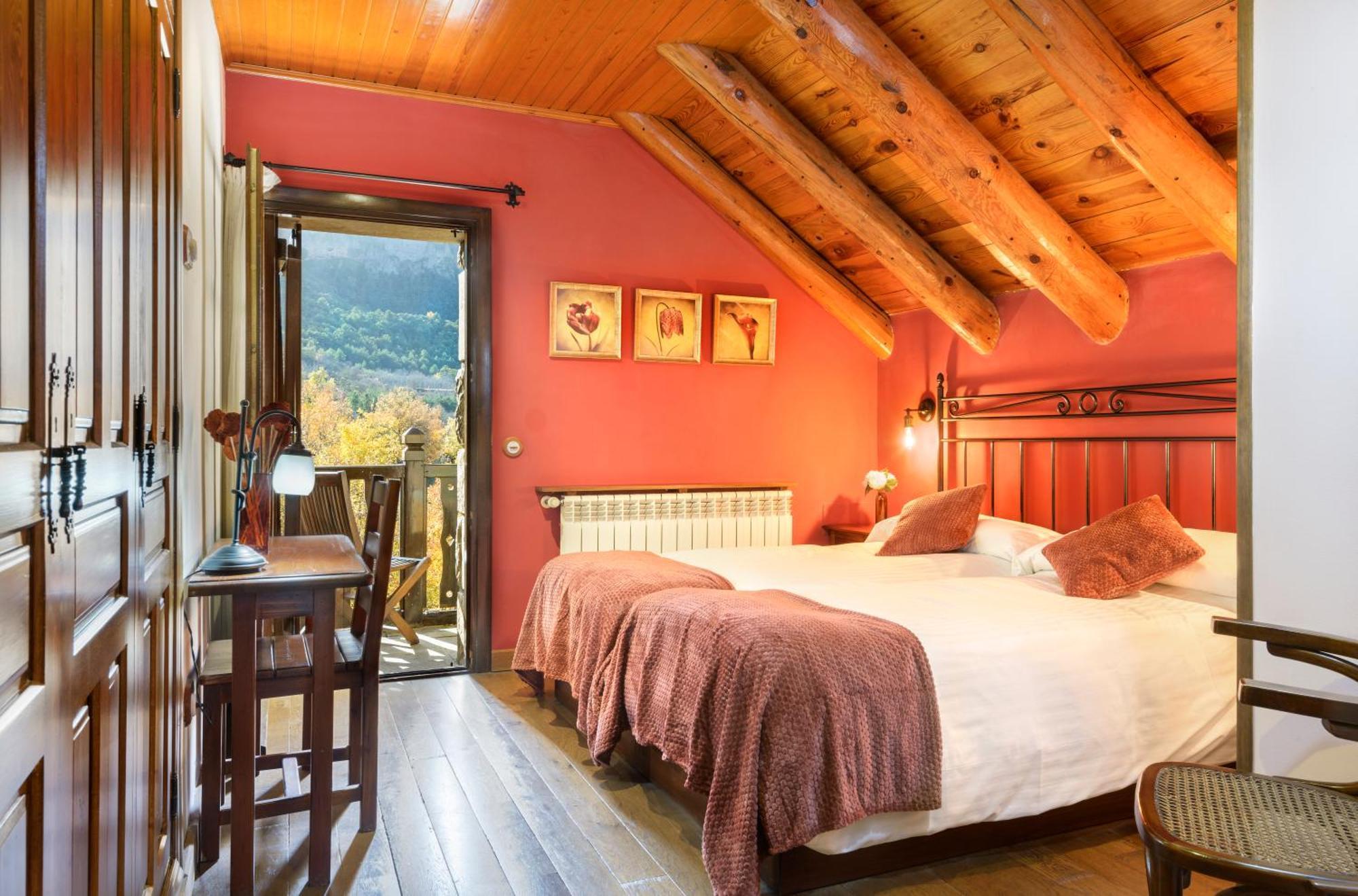 Hotel Rural El Mirador De Los Pirineos 산타크루즈드라세로스 외부 사진