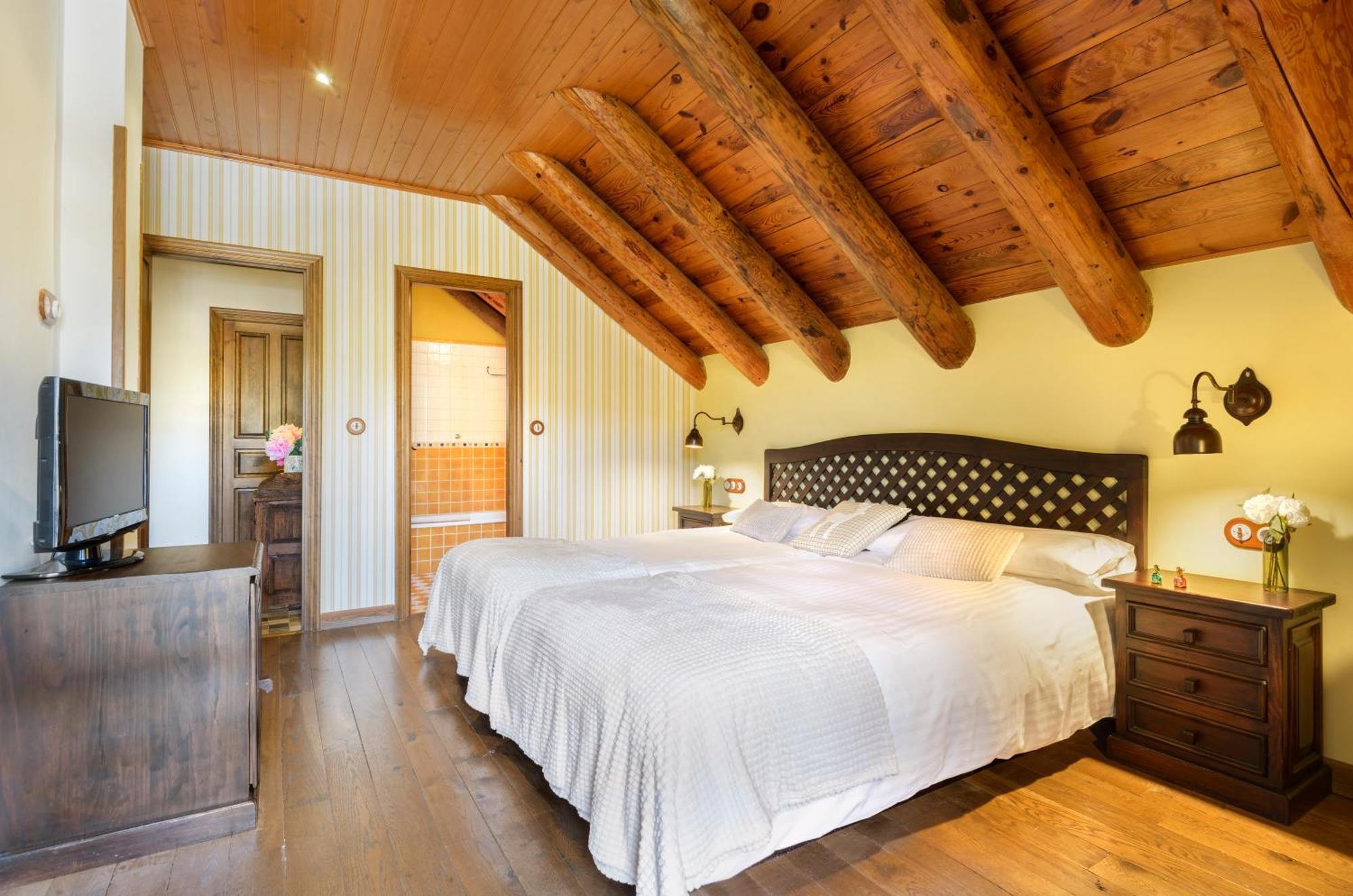 Hotel Rural El Mirador De Los Pirineos 산타크루즈드라세로스 외부 사진