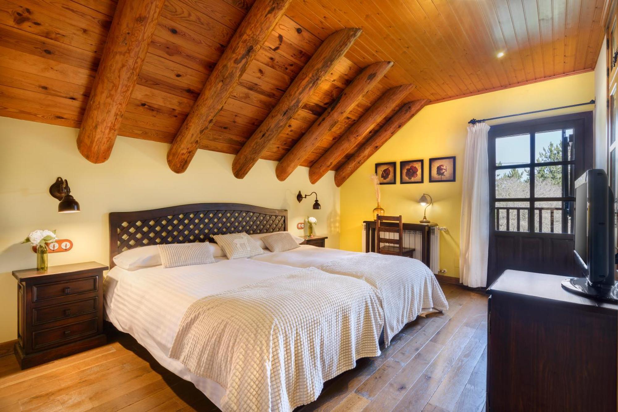 Hotel Rural El Mirador De Los Pirineos 산타크루즈드라세로스 외부 사진